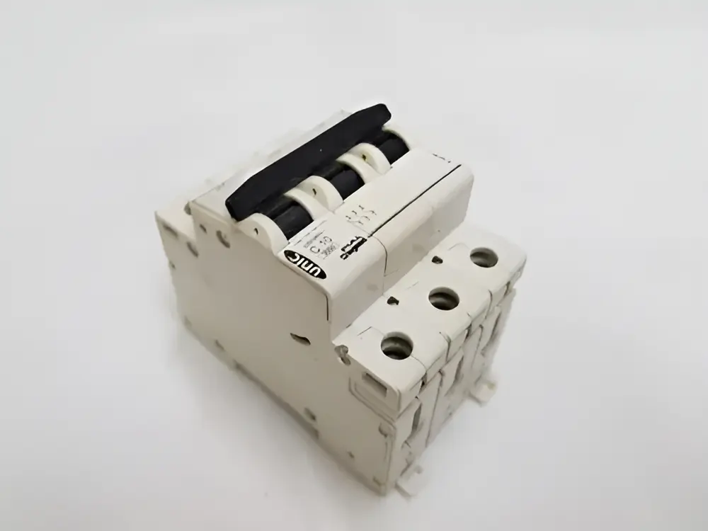 Imagem do produto Pial Legrand Disjuntor Tripolar 10A Unic Preto (Ref: 09945)